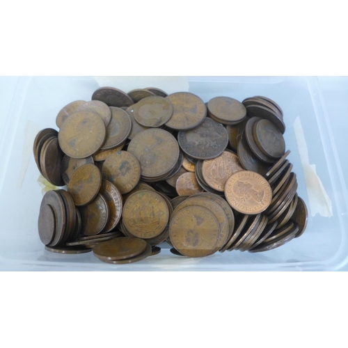 652 - 1.83kg of pennies and half-pennies