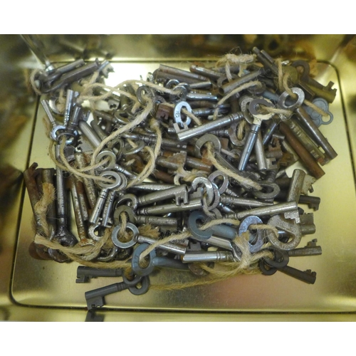 660 - A tin of assorted cabinet keys