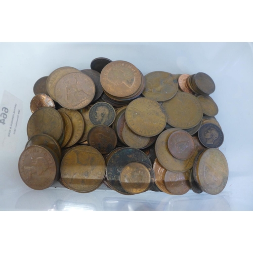 664 - 900g of pennies, half-pennies and farthings