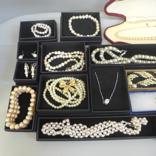 678 - A collection of freshwater pearl and faux pearl jewellery