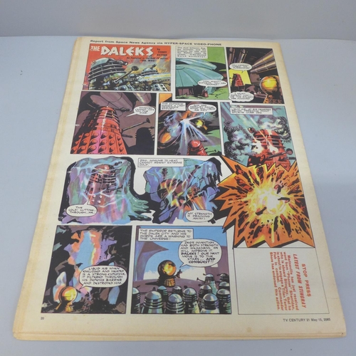 708 - Two Gerry Anderson TV21 Century comic newspapers featuring Stingray, Fireball XL5, Supercar and The ... 