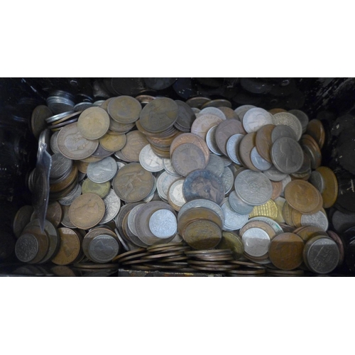 721 - A cash tin with assorted pre-decimal and decimal coins, 4.5kg