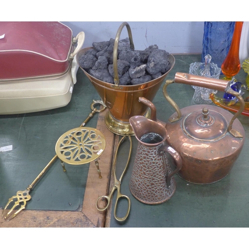 805 - A box of mixed brass and copper; jug, kettle, etc.