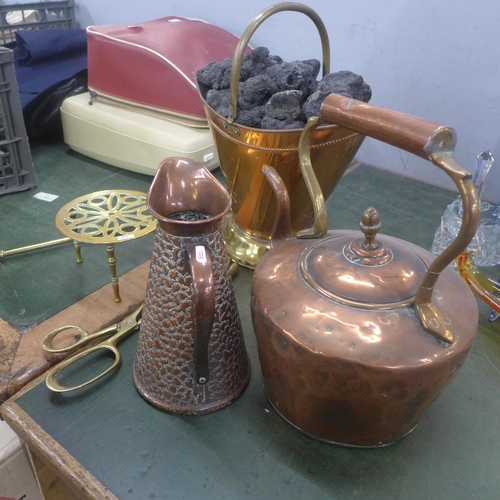 805 - A box of mixed brass and copper; jug, kettle, etc.