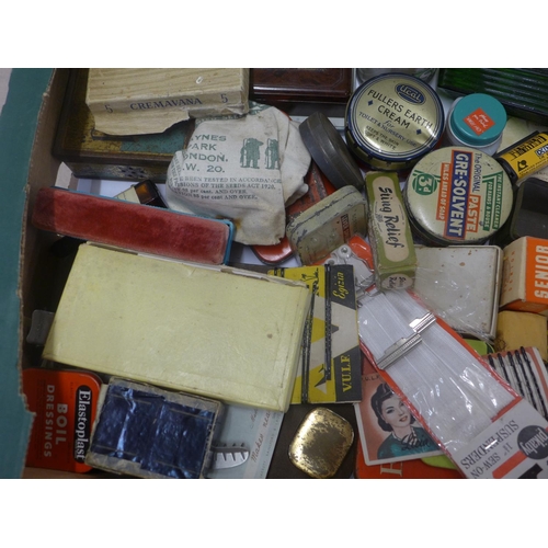 815 - A collection of vintage tins and advertising items