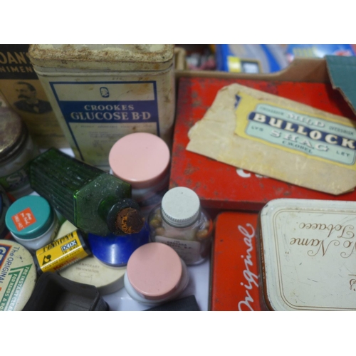 815 - A collection of vintage tins and advertising items