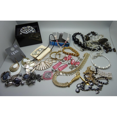 952 - Assorted costume jewellery