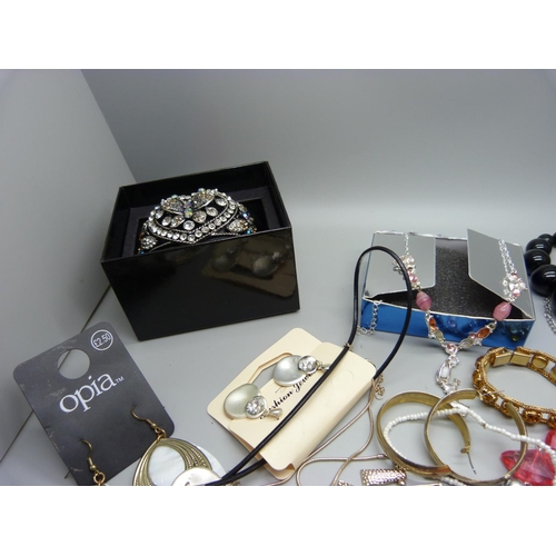 952 - Assorted costume jewellery
