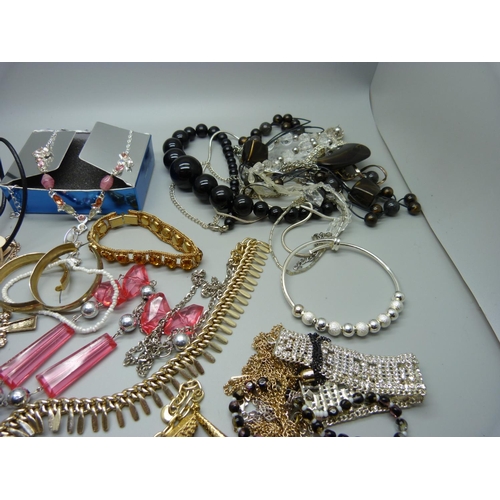 952 - Assorted costume jewellery