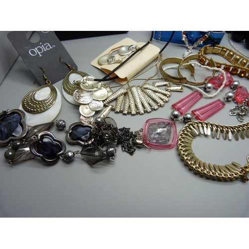 952 - Assorted costume jewellery