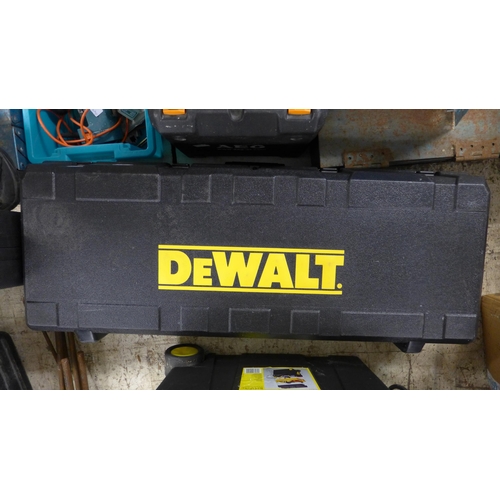 2014 - DeWalt cordless tool set; drill, 4 batteries, torch, jigsaw, reciprocating saw and circular saw