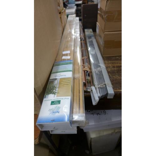 2041 - 5 blinds: 3 boxed 135cm venetian blinds and two smaller blinds