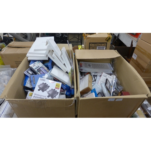 2042 - Approx 350 mixed phone, video, guitar cables, iPhone items (2 large boxes)