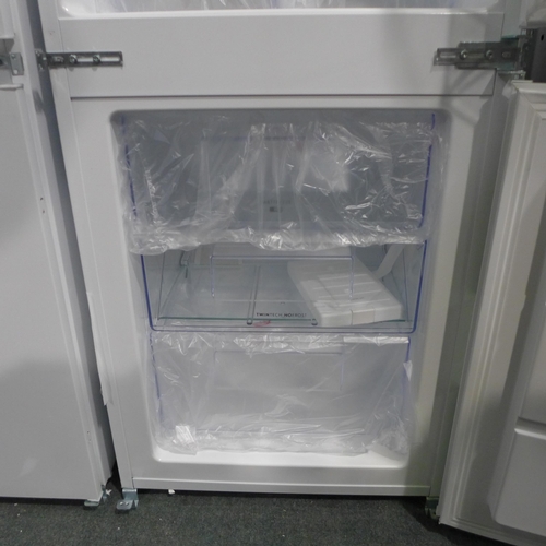 3202 - Zanussi 70/30 Fridge Freezer - Frost Free - DAMAGED DOOR (H1772xW540xD549) - model no.:- ZNHN18FS1, ... 