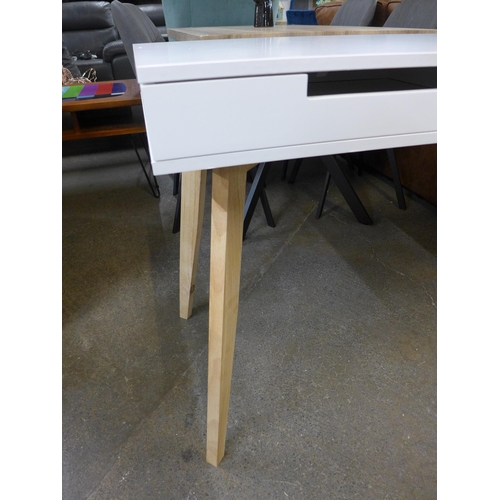 1460 - A Dimley desk