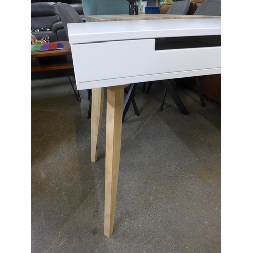 1461 - A Dimley desk