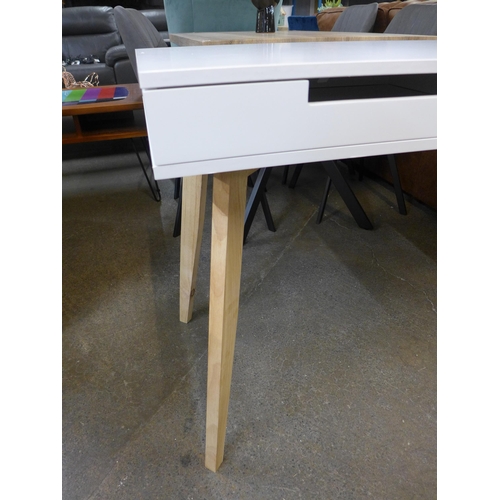 1462 - A Dimley desk