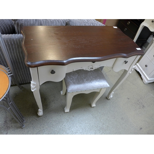 1620 - A French style dressing table and stool