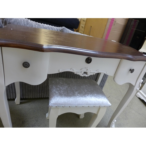 1620 - A French style dressing table and stool