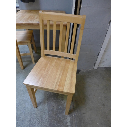 1622 - A beech kitchen table and two chairs