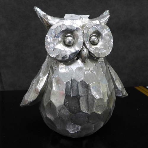 1349 - An olive silver ceramic owl, H 12cms (2171410)   #