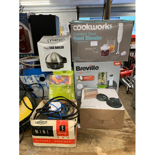 2060 - Kitchen job lot: Cookworks hand blender, Breville food processor, 3 packs of safety gloves, battery ... 