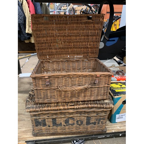 2072 - 2 Wicker hamper baskets