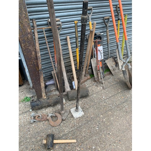 2321 - Approximately 25 items job lot of groundwork tools: spades, pipe detector, sledgehammers, posthole d... 