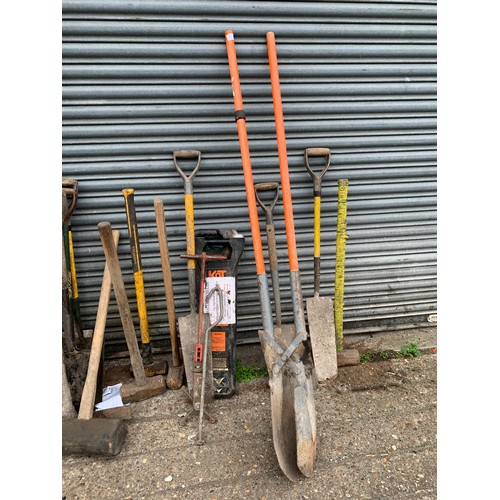 2321 - Approximately 25 items job lot of groundwork tools: spades, pipe detector, sledgehammers, posthole d... 