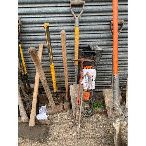 2321 - Approximately 25 items job lot of groundwork tools: spades, pipe detector, sledgehammers, posthole d... 