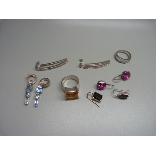 1017 - Two silver rings and four pairs of silver earrings