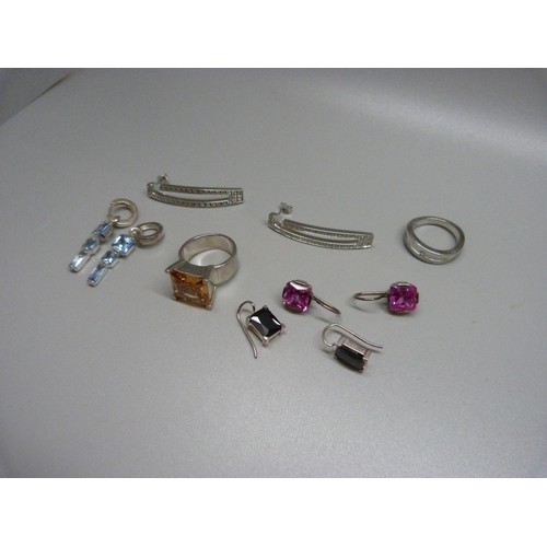 1017 - Two silver rings and four pairs of silver earrings