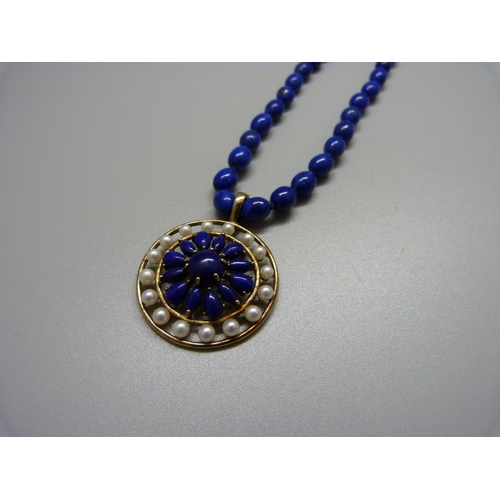 1036 - A 9ct gold mounted lapis lazuli necklace