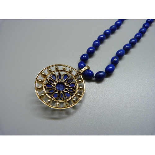 1036 - A 9ct gold mounted lapis lazuli necklace