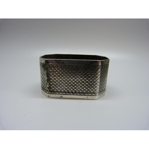 1038 - A silver Art Deco napkin ring, London 1931, 26g, boxed