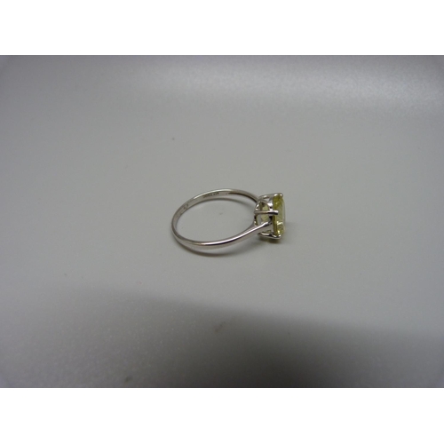 1042 - A 9ct gold and sanidine ring, 2.1g, U, with certificate