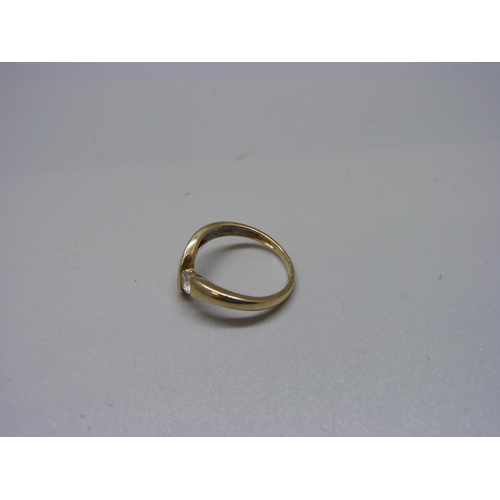 1056 - A 14ct gold solitaire ring, 2g, M