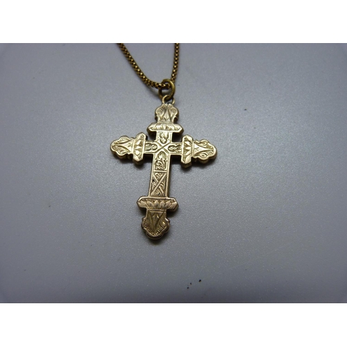 1062 - A 9ct gold chain, 4.1g, with cross pendant, boxed