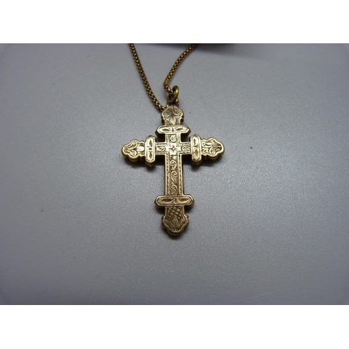 1062 - A 9ct gold chain, 4.1g, with cross pendant, boxed