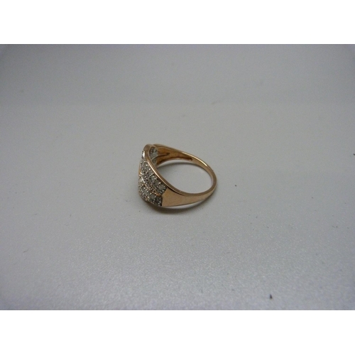 1067 - A 9ct gold ring set with 80 diamonds, 3.8g, S