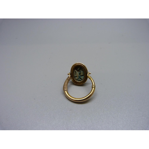 1075 - A scarab set ring, H