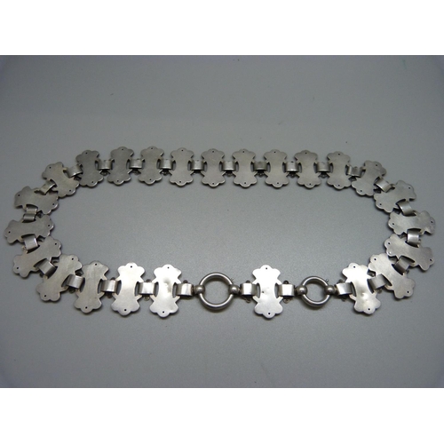 1081 - A Victorian white metal collar