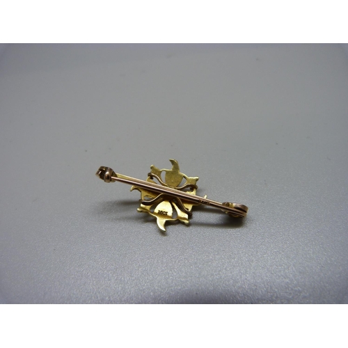 1083 - A 15ct gold and pearl brooch, 3.7g