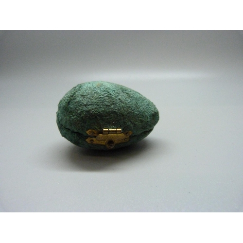 1084 - A yellow metal thimble with buckle detail and set with small pearls, with a case, 5.5g