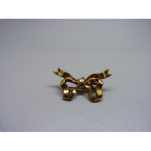 1086 - A 9ct gold hanging bow brooch, 2.6g