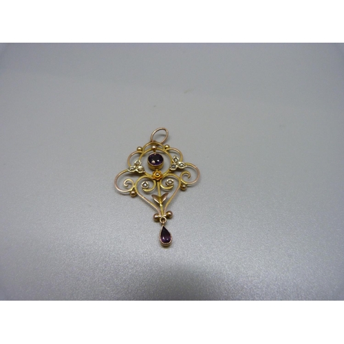 1090 - A 9ct gold, amethyst and pearl pendant, 2.8g