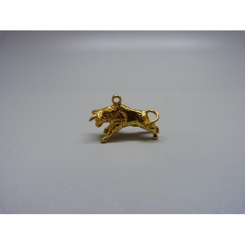 1094 - A  hallmarked 9ct gold bull charm, Birmingham 1971, 6.5g