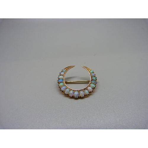 1095 - A yellow metal and opal crescent brooch, 3.1g, 25mm