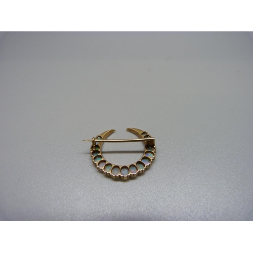 1095 - A yellow metal and opal crescent brooch, 3.1g, 25mm