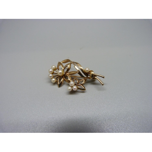 1097 - A 9ct gold spray brooch, 4.3g